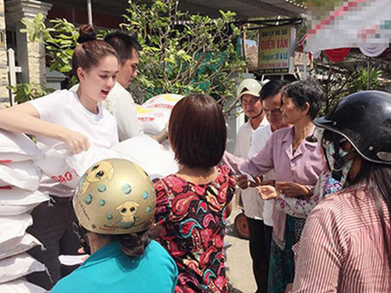 Ngọc Trinh thường xuyên phát gạo cho bà con nghèo ở quê nhà Trà Vinh.