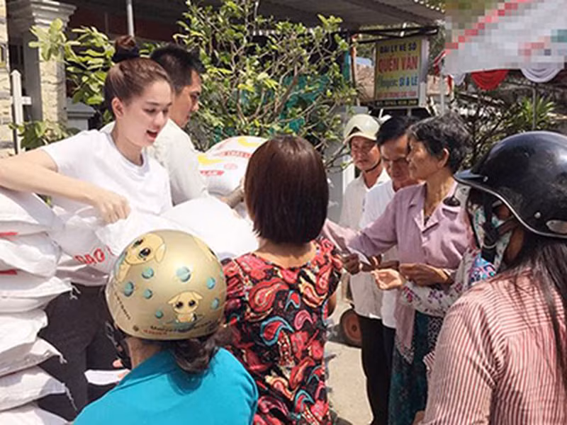 Ngọc Trinh thường xuyên phát gạo cho bà con nghèo ở quê nhà Trà Vinh.