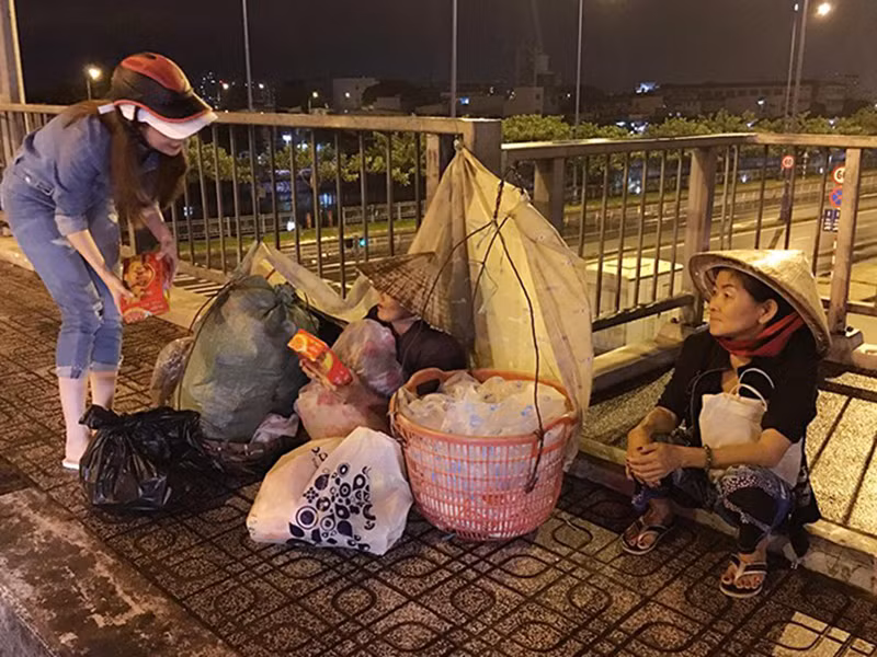 Ngọc Trinh còn từng tặng quà cho ông cụ cụt chân bán vé số nuôi vợ mù hay đi một vòng Sài Gòn để tặng quà trung thu cho các cụ già có cuộc sống khó khăn.