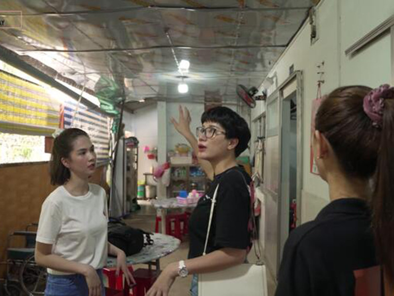 Năm 2019, cựu người mẫu Trang Trần cho biết Ngọc Trinh quyên góp 150 triệu để xây nhà ăn cho các cụ tại mái ấm tình thương.