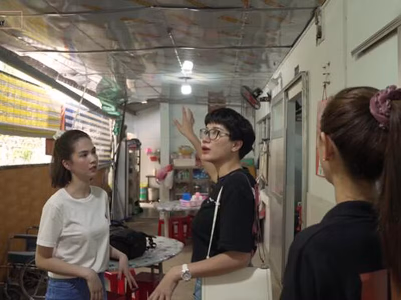 Năm 2019, cựu người mẫu Trang Trần cho biết Ngọc Trinh quyên góp 150 triệu để xây nhà ăn cho các cụ tại mái ấm tình thương.