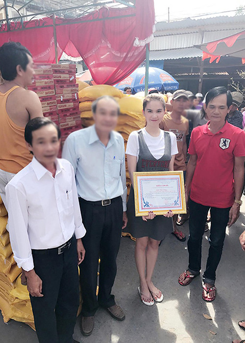 Năm 2013, “nữ hoàng nội y” ủng hộ 50 triệu đồng cho quỹ Hiểu về trái tim của Chi Bảo.