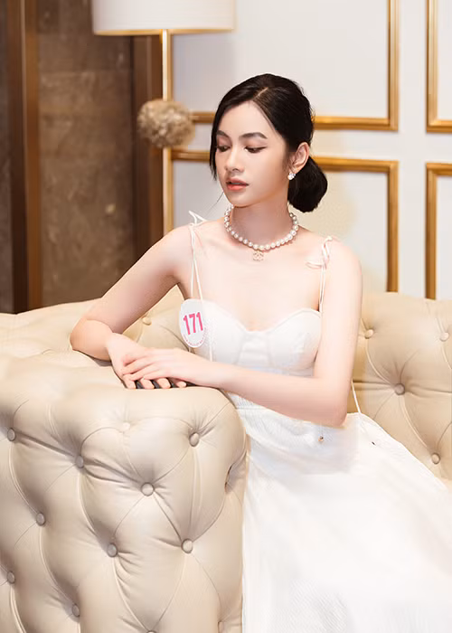 Người đẹp Nguyễn Thị Cẩm Đan gợi cảm với váy 2 dây.