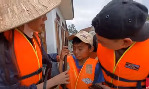 2 tre ngheo mien Trung bat khoc khi Thuy Tien tai tro tien hoc-Hinh-3