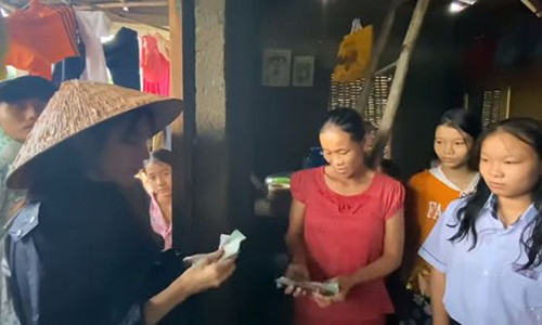 2 tre ngheo mien Trung bat khoc khi Thuy Tien tai tro tien hoc-Hinh-2