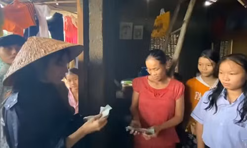 2 tre ngheo mien Trung bat khoc khi Thuy Tien tai tro tien hoc-Hinh-2