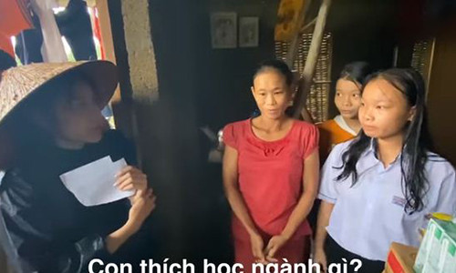 2 tre ngheo mien Trung bat khoc khi Thuy Tien tai tro tien hoc