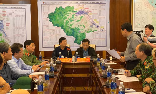 Binh Dinh: Tranh bao so 9 Molave, 26 thuyen vien mat tich do chim tau