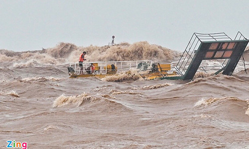 Binh Dinh: Tranh bao so 9 Molave, 26 thuyen vien mat tich do chim tau-Hinh-2