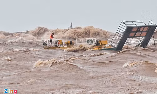 Binh Dinh: Tranh bao so 9 Molave, 26 thuyen vien mat tich do chim tau-Hinh-2