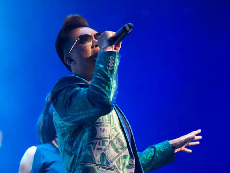 Năm 16 tuổi, Hồ Việt Trung thi vào lớp "Ước mơ tầm tay" của nhạc sĩ Nguyễn Đức Trung. Sau đó anh thành lập nhóm nhạc nhưng sau 3 năm thì quyết định tách ra theo đuổi sự nghiệp solo.