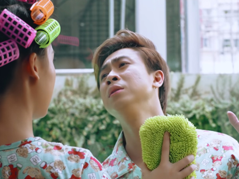 Hồ Việt Trung từng vướng scandal đạo nhạc. Cụ thể, năm 2018, khi ra mắt MV “Đừng giận anh nhé”, nhiều khán giả đặt nghi vấn ca khúc giống với bài hát Cheer Up của ca sĩ Hàn Quốc Hong Jin Young. Giữa ồn ào, Hồ Việt Trung thừa nhận rằng “Đừng giận anh nhé” dựa trên nhạc Hàn, lời Việt song song với đó bên phía nam ca sĩ sẽ liên hệ với chủ nhân bài “Cheer Up” để xin tác quyền.