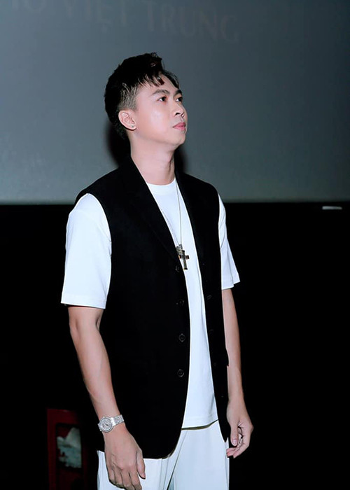 Theo VTV, ca sĩ Hồ Việt Trung sinh năm 1983, trong một gia đình truyền thống đi hát. Mẹ của anh là nghệ sĩ hát cải lương.