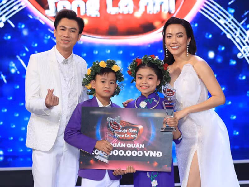 Năm 2019, Hồ Việt Trung cùng Diệu Nhi đưa hai học trò Quốc Linh và Quỳnh Nhi trở thành quán quân Tuyệt đỉnh song ca nhí. Ảnh: Zing