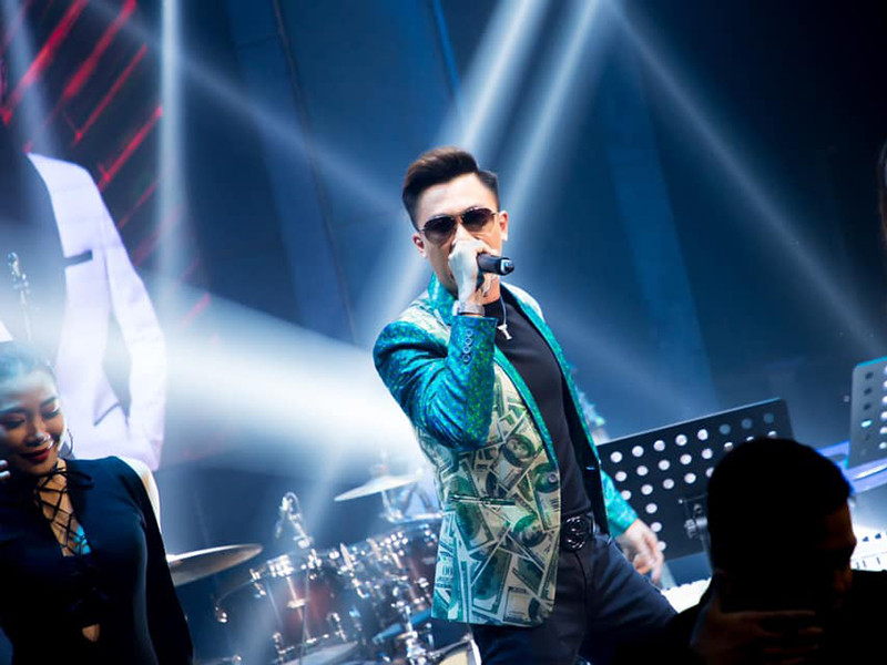 Hồ Việt Trung đáp trả khi bị chê “ca sĩ hội chợ”: “Trung không may mắn được qua trường lớp như những ca sĩ khác, đó là thiệt thòi của mình nhưng Trung cũng đã cố gắng, nỗ lực, trau dồi mình rất nhiều trong suốt chặng đường làm nghề".