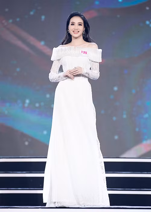 Lấy cảm hứng từ màu áo blouse của các y bác sĩ ở tuyến đầu chống dịch, phần thi của các thí sinh chính là lời tri ân đến các y bác sĩ.