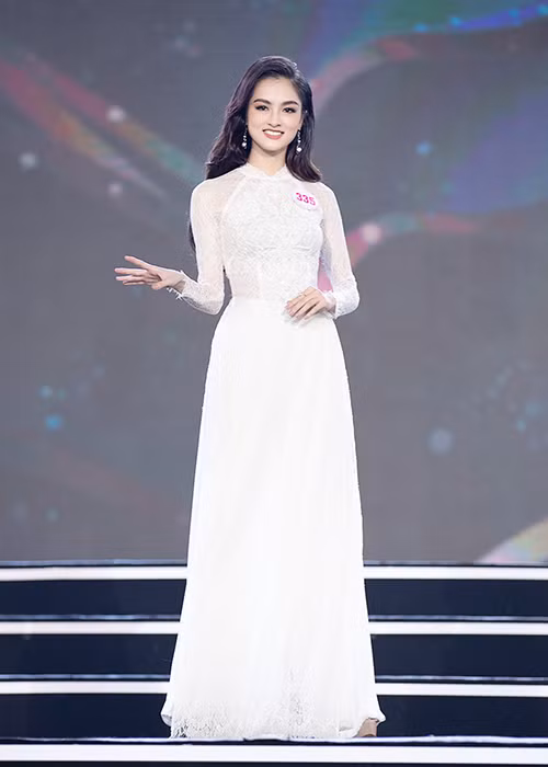 Diện áo dài trắng, các thí sinh khoe vẻ đẹp dịu dàng, nền nã.