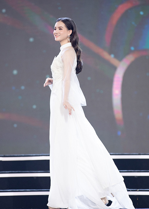 Bộ đôi ca sĩ thể hiện liên khúc "Giọt nắng bên thềm" và "Hoa nắng".