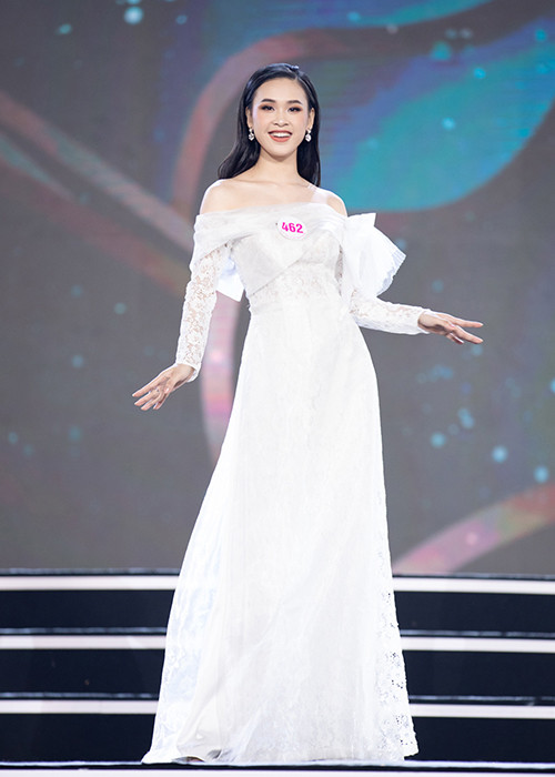 Nhờ tập luyện kỹ càng trước bán kết, các cô gái đều tự tin sải bước.