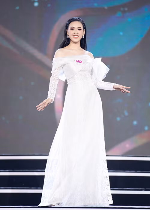 Nhờ tập luyện kỹ càng trước bán kết, các cô gái đều tự tin sải bước.