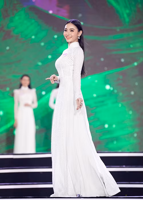 Sau phần trình diễn áo dài, ban giám khảo chọn ra 40 thí sinh bước vào phần thi trang phục áo tắm.