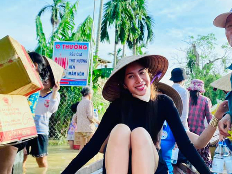 Tiền "khủng" sao Việt quyên góp vì miền Trung: Ấm tình người trong lũ Tien