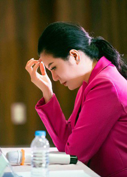 Còn ca sĩ Đinh Hiền Anh gần như kiệt sức do bị sốt và làm việc 10 ngày qua để chuẩn bị cho đêm nhạc. Ảnh: Thời đại plus