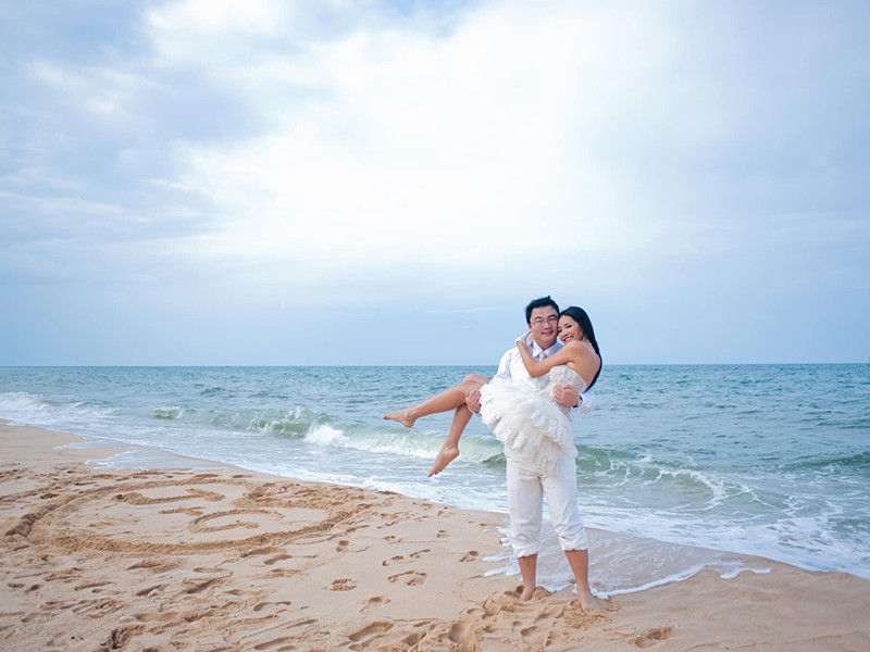 Lúc Hương Giang kết hôn, nhiều người đoán chồng của người đẹp là đại gia. Tuy nhiên, cô luôn giữ thái độ im lặng.