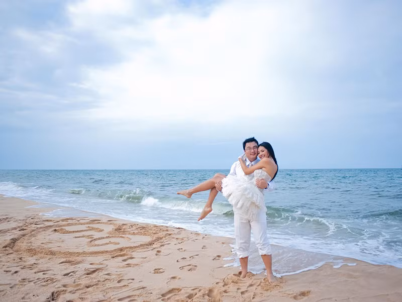 Lúc Hương Giang kết hôn, nhiều người đoán chồng của người đẹp là đại gia. Tuy nhiên, cô luôn giữ thái độ im lặng.