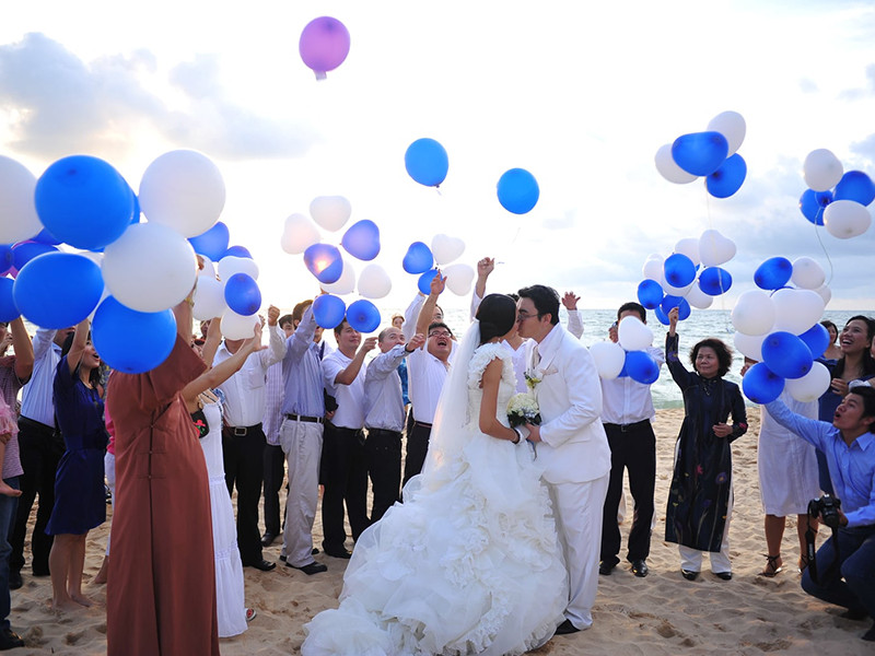 Hôn lễ của Hương Giang được tổ chức tại Phú Quốc vào tháng 10/2010. Chú rể tên Liu Jia và làm việc tại một hãng hàng không có văn phòng ở Việt Nam.