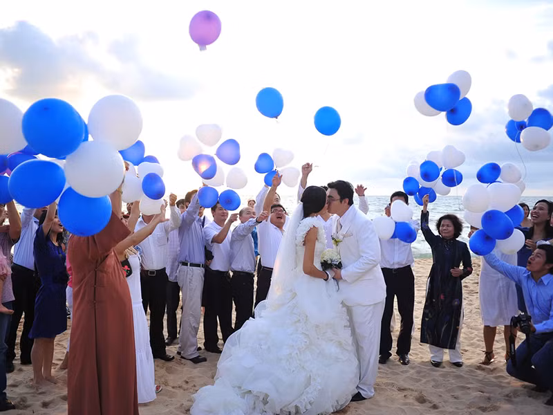 Hôn lễ của Hương Giang được tổ chức tại Phú Quốc vào tháng 10/2010. Chú rể tên Liu Jia và làm việc tại một hãng hàng không có văn phòng ở Việt Nam.