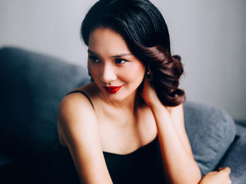 Sau 10 năm lập gia đình, Hương Giang sở hữu vẻ đẹp mặn mà.