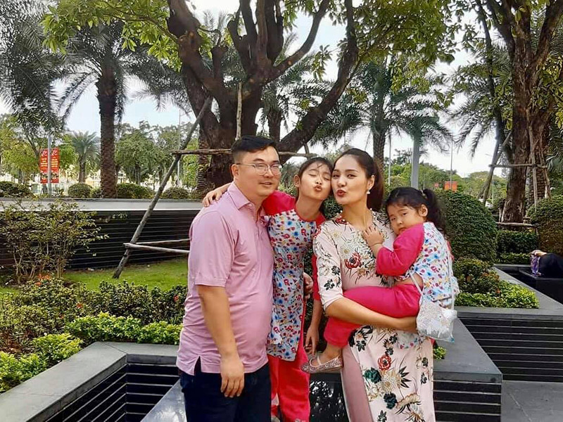 "Chẳng ai dám nói sẽ nắm tay nhau đi suốt cuộc đời, chỉ tâm nguyện mỗi ngày ở bên nhau sẽ thật trọn vẹn và cố gắng trân trọng hạnh phúc mình đang có", Hương Giang nói.