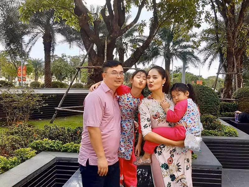 "Chẳng ai dám nói sẽ nắm tay nhau đi suốt cuộc đời, chỉ tâm nguyện mỗi ngày ở bên nhau sẽ thật trọn vẹn và cố gắng trân trọng hạnh phúc mình đang có", Hương Giang nói.