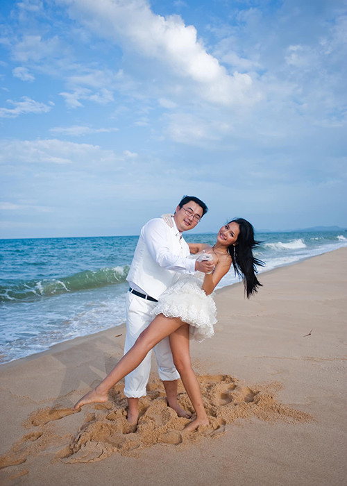 Hương Giang tâm sự khi mới kết hôn, vợ chồng cô quyết định mượn tiền ngân hàng để tậu nhà mới rồi tích cực làm việc để trả nợ trong những năm đầu hôn nhân.