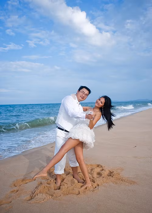 Hương Giang tâm sự khi mới kết hôn, vợ chồng cô quyết định mượn tiền ngân hàng để tậu nhà mới rồi tích cực làm việc để trả nợ trong những năm đầu hôn nhân.