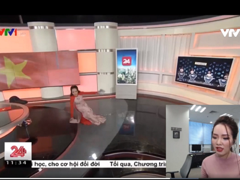 Năm 2018, Thụy Vân trượt chân ngã, giày vướng vào áo dài nhưng nhanh chóng đứng dậy để tiếp tục dẫn sóng Chuyển động 24h. Nhiều khán giả khen ngợi khả năng xử lý sự cố của cô. Ảnh: VTC
