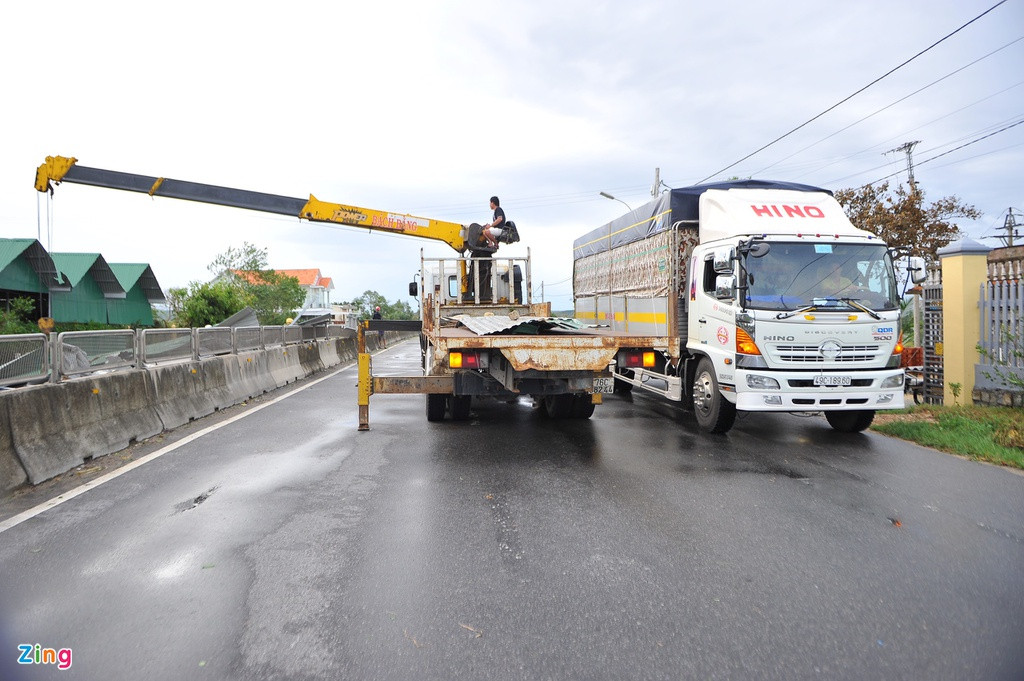 Sau khoảng 30 phút, lượng lớn mái tôn được dọn dẹp. Xe cộ có thể lách qua đoạn đường trống.