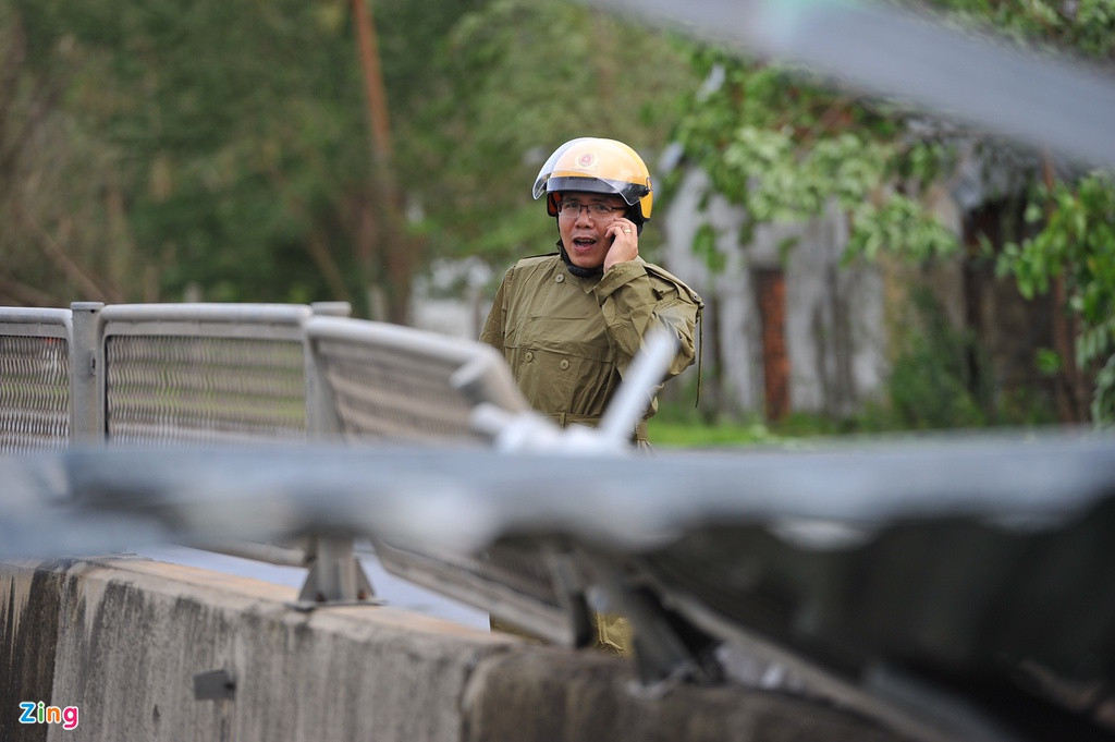 Thiếu tá Dương Hiển Công Lực, Trưởng trạm Cảnh sát giao thông thị xã Đức Phổ, cho biết khi nhận được tin người dân báo, cảnh sát đã có mặt để kiểm tra hiện trường và chỉ đạo dọn dẹp, giải phóng đoạn quốc lộ này. Trong ảnh, thiếu tá Lực đang gọi thêm lực lượng đến hỗ trợ thu dọn hiện trường.