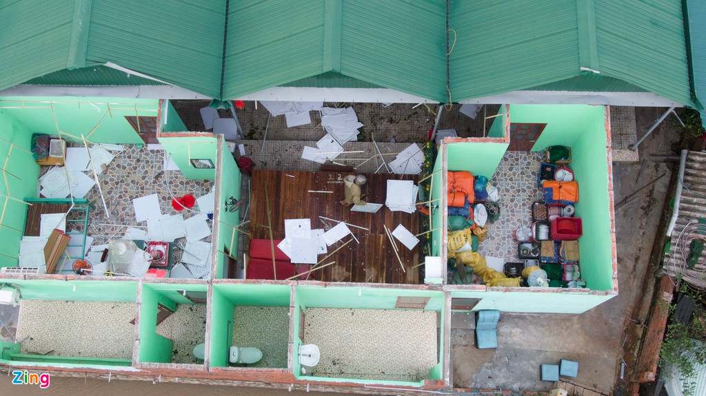 Toàn bộ mái tôn của gian sau nhà ông Hưng bị bão thổi bay. Theo thống kê ban đầu của Ban chỉ huy tiền phương ứng phó bão số 9 tại Quảng Ngãi, có một căn nhà bị sụp đổ, 440 nhà dân bị tốc mái, hư hỏng. Trong đó, Đức Phổ là nơi thiệt hại nặng nhất với 300 căn nhà bị hư hỏng. Cơn bão cũng làm 7 trụ sở cơ quan bị tốc mái, một trạm viễn thông ở xã Phổ Khánh, thị xã Đức Phổ, đổ sập.