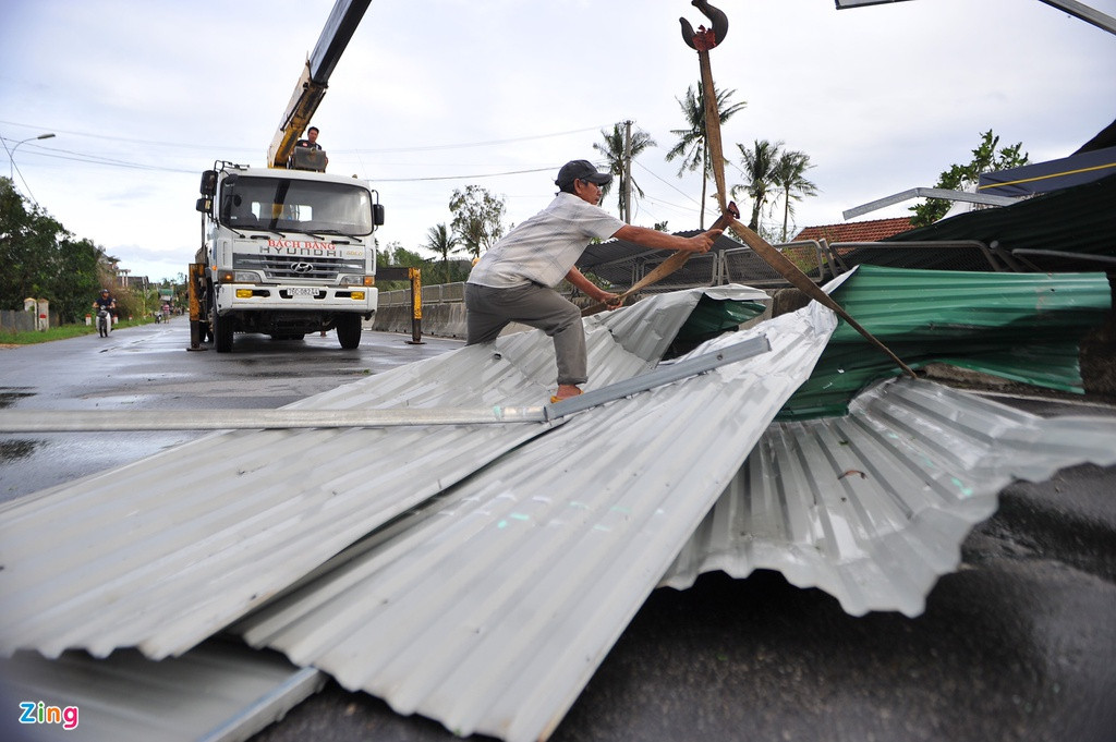 Khoảng 15h, cảnh sát giao thông cùng xe cẩu có mặt tại hiện trường để di chuyển các tấm tôn, giải phóng quốc lộ 1.