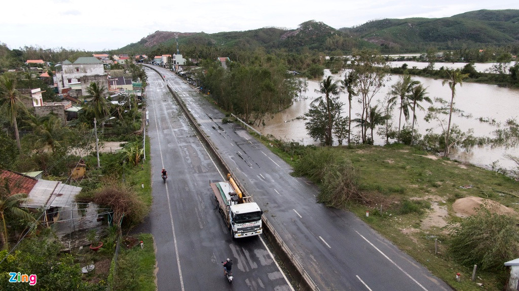 Sau khoảng 2 giờ, quốc lộ 1 đoạn qua thị xã Đức Phổ đã được khai thông. Xe cộ có thể di chuyển thuận lợi trên cả hai làn đường.