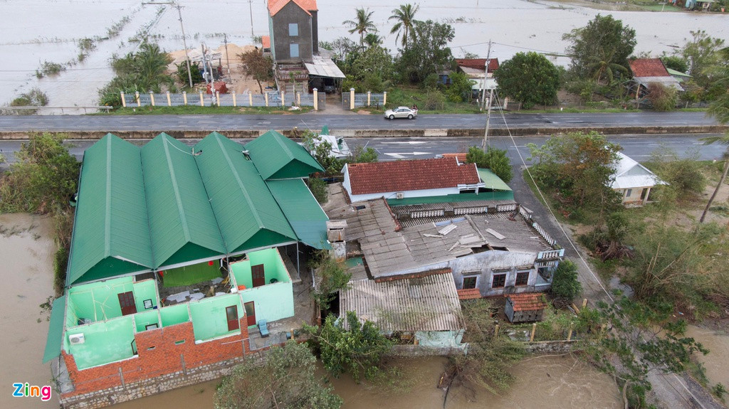 Những mái tôn bị thổi bay lên quốc lộ 1 có một phần là từ nhà ông Phạm Chánh Hưng (57 tuổi). Là cơ sở kinh doanh tiệc cưới, gia đình ông Hưng có khoảng 100 m2 nhà mái tôn dựng ven quốc lộ 1.