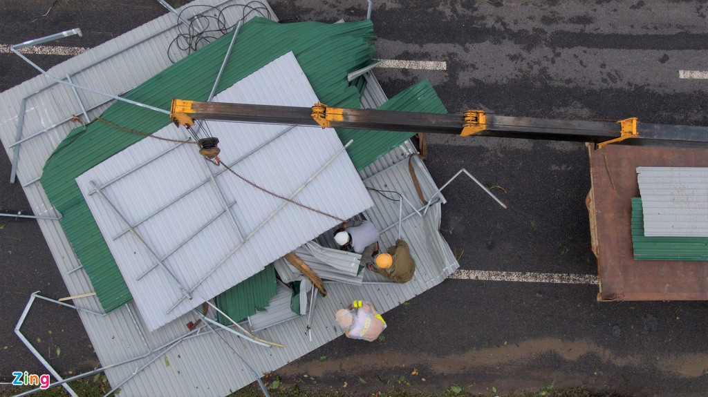 Lượng xe cộ lưu thông trên quốc lộ 1 ít hơn nhiều so với ngày thường, nên việc dọn dẹp diễn ra thuận lợi.