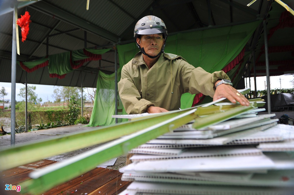 Ông Hưng cho biết trước khi cơn bão số 9 đổ bộ, gia đình ông đã chằng chống, cột dây những nơi xung yếu trong nhà. Tuy nhiên, cơn bão quá mạnh khiến cho nhiều mái tôn, đồ đạc bị thổi bay. “Từ nhỏ đến lớn tôi chưa bao giờ thấy cơn bão mạnh cỡ vậy. Hai vợ chồng tôi trốn trong nhà tắm, không dám đi ra ngoài”, ông Hưng chia sẻ.