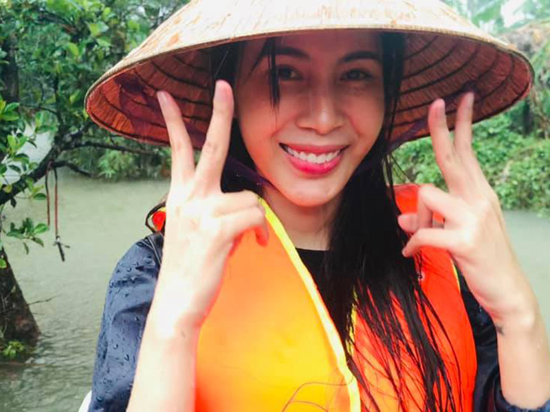 Nữ ca sĩ nở nụ cười lạc quan trong hành trình thiện nguyện.