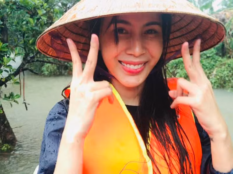 Nữ ca sĩ nở nụ cười lạc quan trong hành trình thiện nguyện.