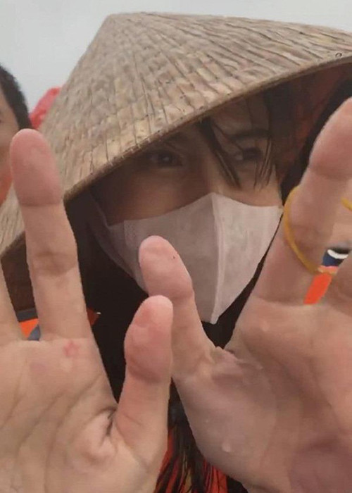 Nữ ca sĩ khoe bàn tay nhăn nheo do ngâm nước quá lâu.