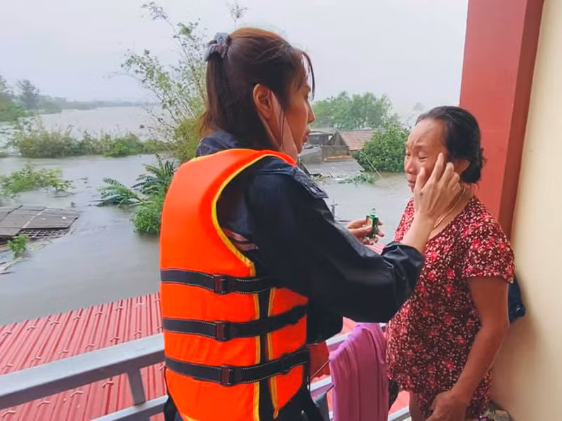 Hình ảnh Thủy Tiên xoa dầu cho một người dân vùng lũ gây xúc động.