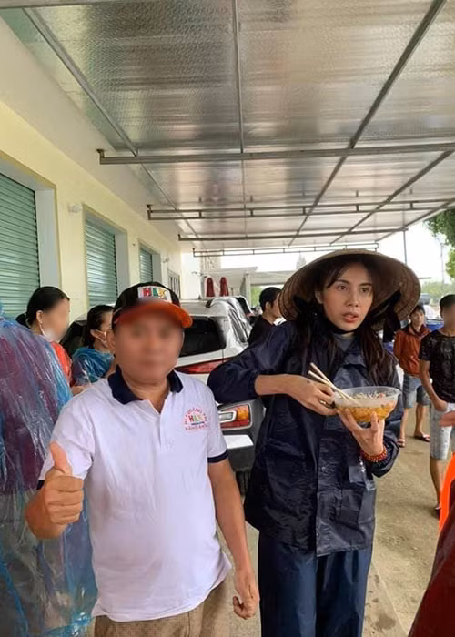 Thủy Tiên trông khá hốc hác khiến người hâm mộ xót xa.